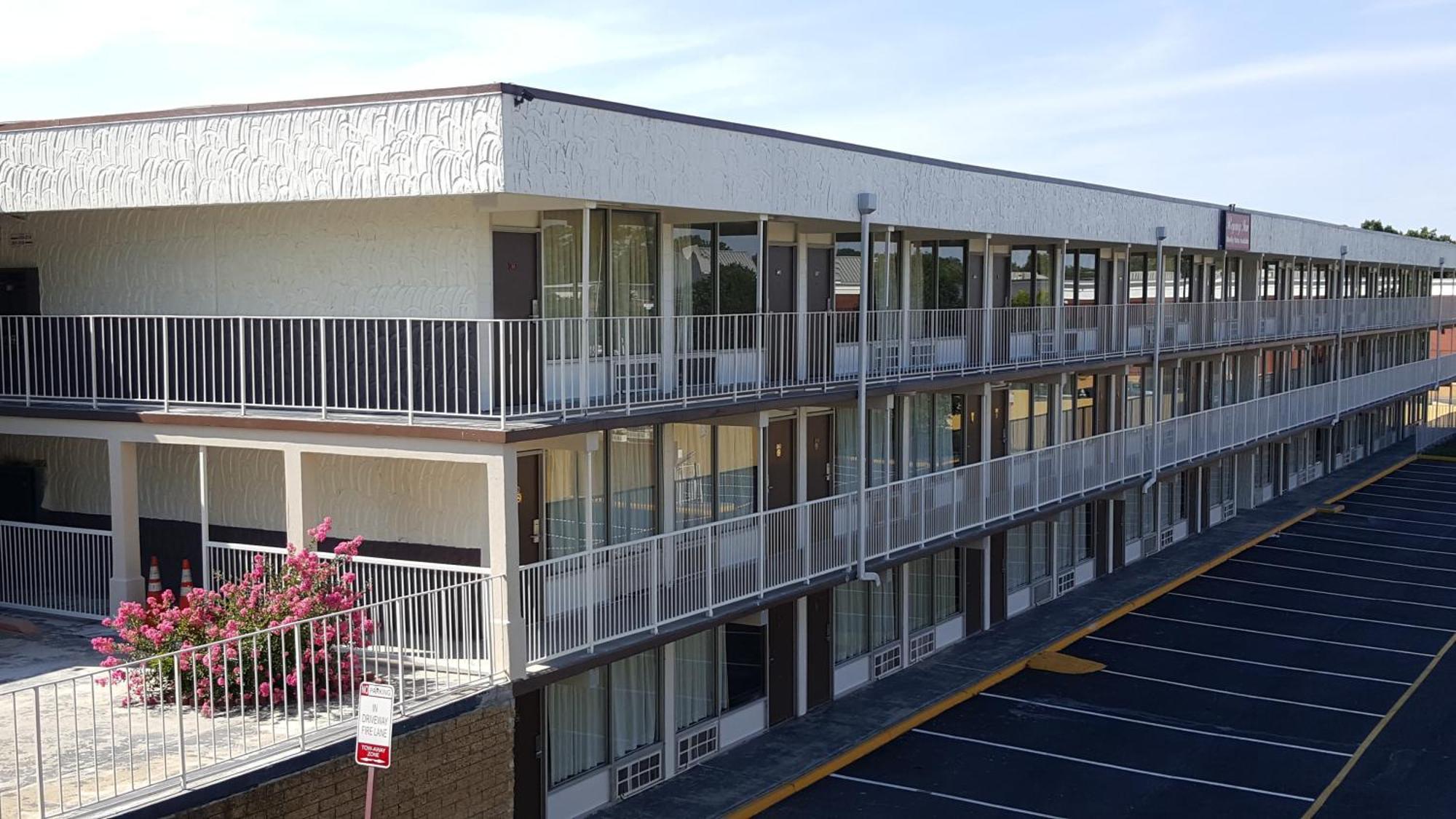 Regency Inn Richmond Dumbarton Bagian luar foto