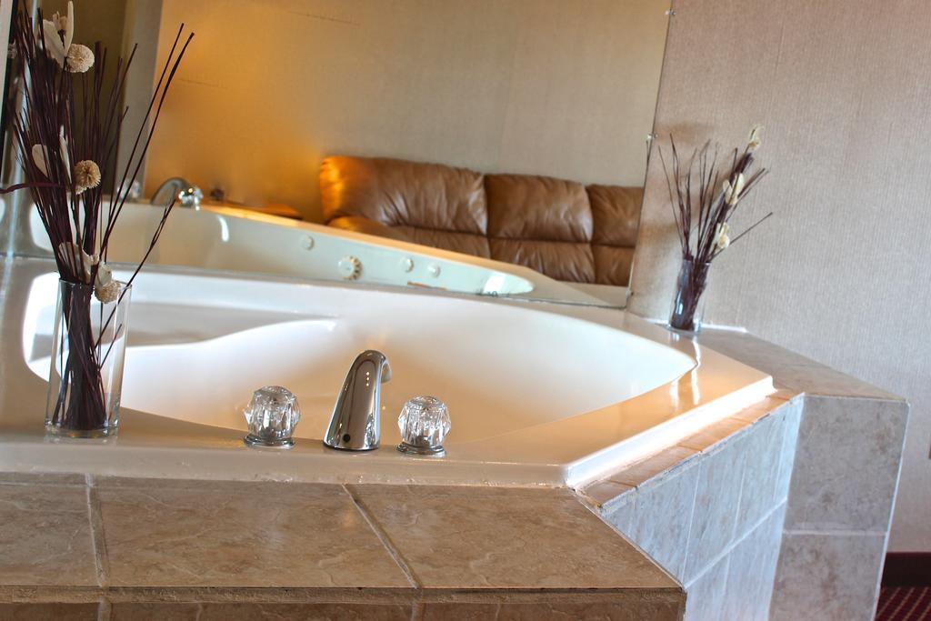 Regency Inn Richmond Dumbarton Bagian luar foto