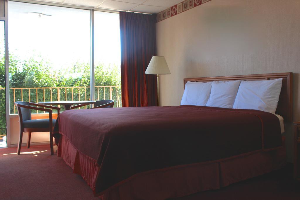 Regency Inn Richmond Dumbarton Bagian luar foto