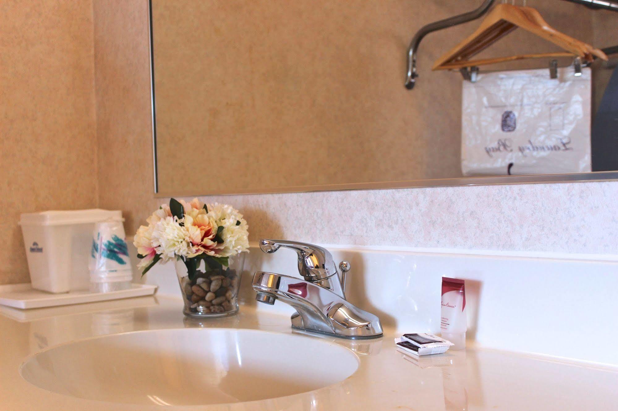 Regency Inn Richmond Dumbarton Bagian luar foto