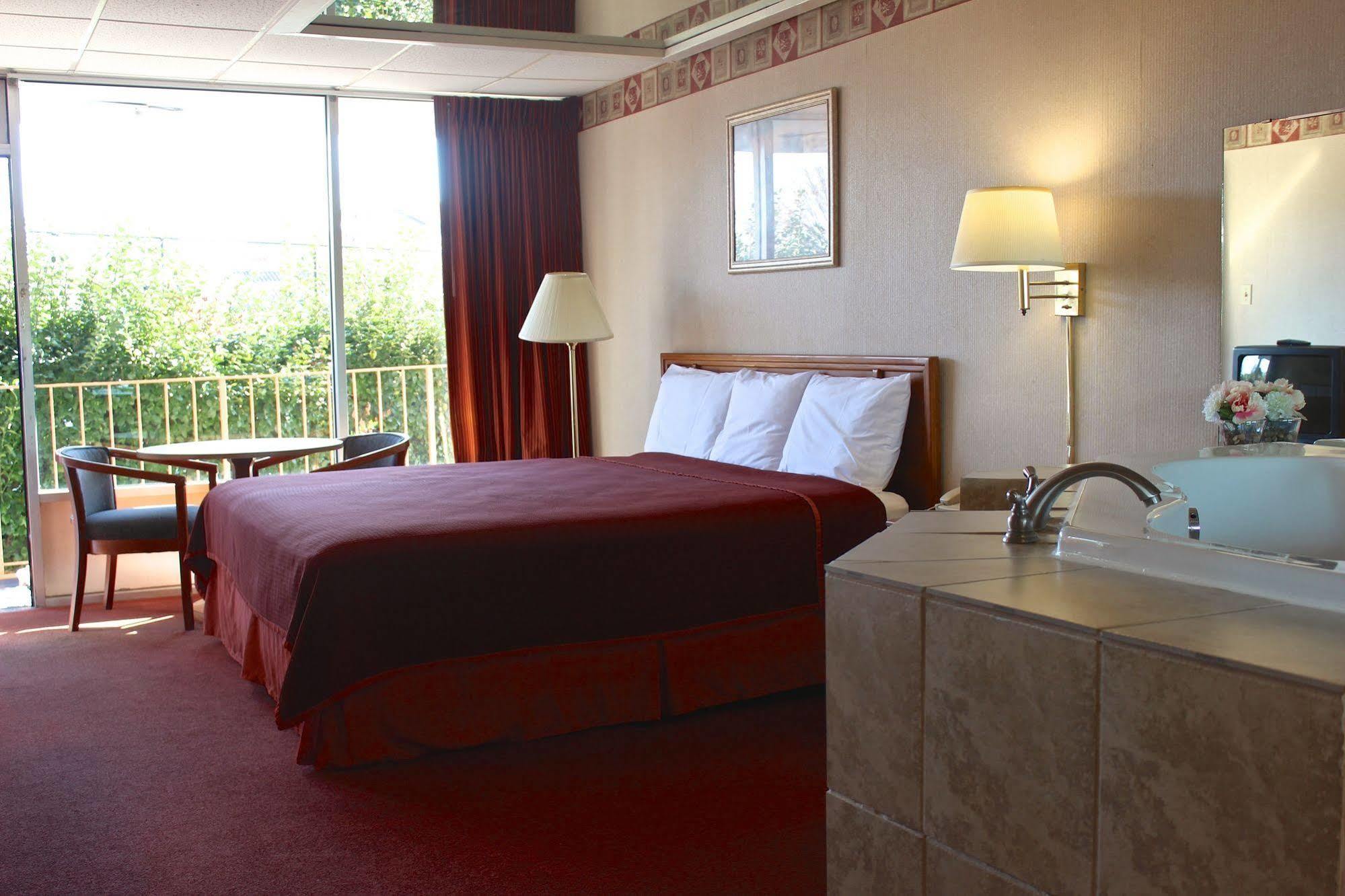 Regency Inn Richmond Dumbarton Bagian luar foto